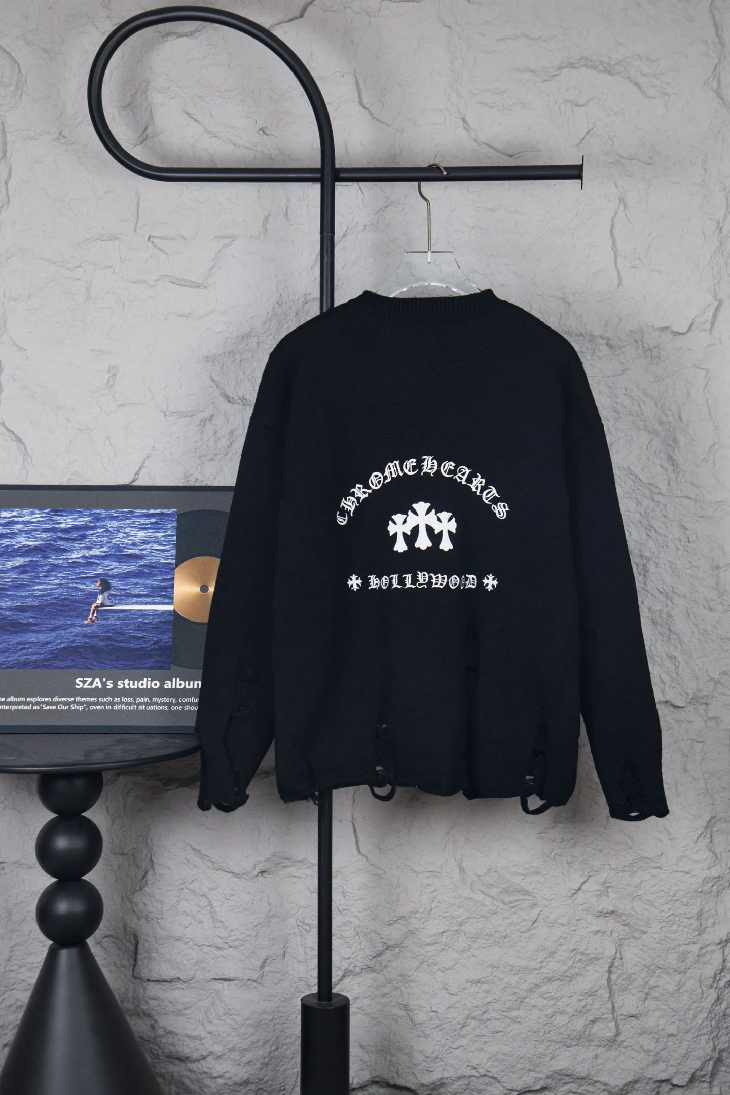 P250 Chrome Hearts CH Chrome Hearts Patch Cross Hole Knitted Sweater Pullover. The popular style is the same for men and women. It is matched with black and white. It looks good in real life. It looks good on the upper body. It looks good in daily wear. It is even more photogenic. It’s hard not to buy it. Buy it for me!!! Believe me, no one can refuse such a machine-length Chrome Hearts jacket. It has expanded the version based on the old version. The upper body is loose and stylish. The casual design of the hem is expanded to make fat people slim down to the extreme. Slim people are limited to high-end and high-end. 10,000 yuan ZP printing. 1:1 perfect restoration. Looks good when worn alone. Both men and women can control it easily. If you care more about quality, you must also respect the price. It is completely different from the thin see-through bottoms that pill when worn. If the style makes you shine at a glance, then quality is what you should pay more attention to. Compared with price, what we focus on is quality. Customers who have received my products know all about it. ️️️ Sweaters on the market are generally made of bract yarn. We use modal. Compared with core-spun yarn, the advantages are very intuitive: high cost, high price, high density, relatively expensive for developers, allowing us to make a lot less money. In addition, the upper body is delicate, anti-pilling, and high-end. We are conscientious sellers. Quality determines the upper body effect. No matter how bad the quality, the best style is still the temperament of the urban-rural fringe. We only do long-term business. Quality determines character. Take it back and wear it with confidence and wash it. The quality of the pattern will definitely make your eyes shine. We only make the right version of high quality. We make high-end hard goods. Reject junk goods and reject fast food. Conscientious quality and conscientious price. You deserve it!  Color: Black White Gray Red Size: S M L